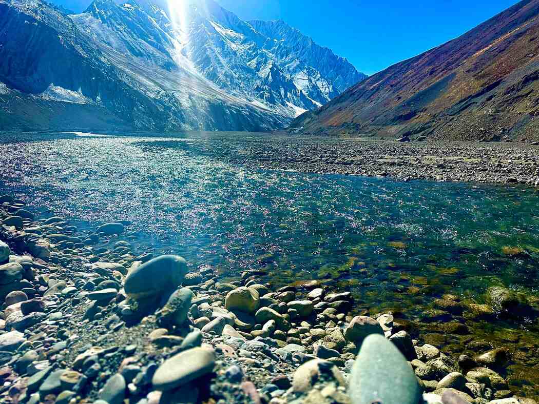 Sitting by the Pin River, an icy autumn morning